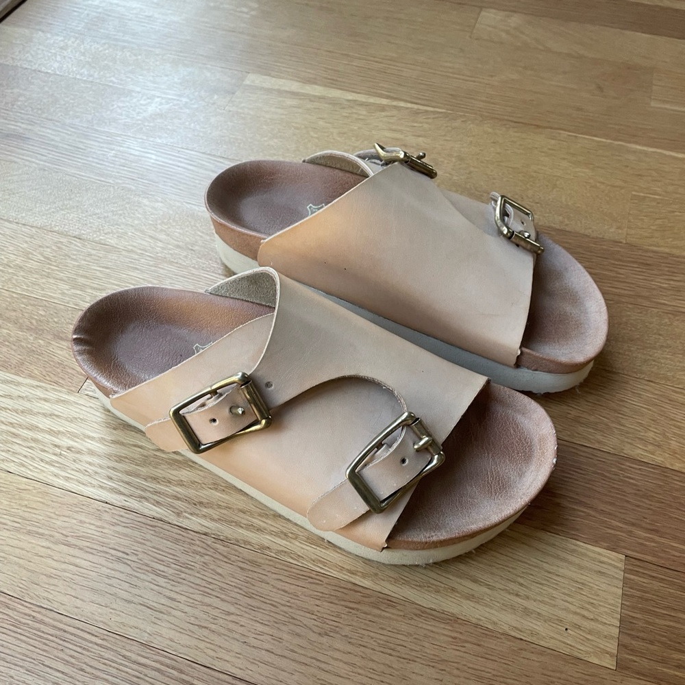 NWOT Yuketen Birkenstock style platform sandal. Vegan leather. Sz 38